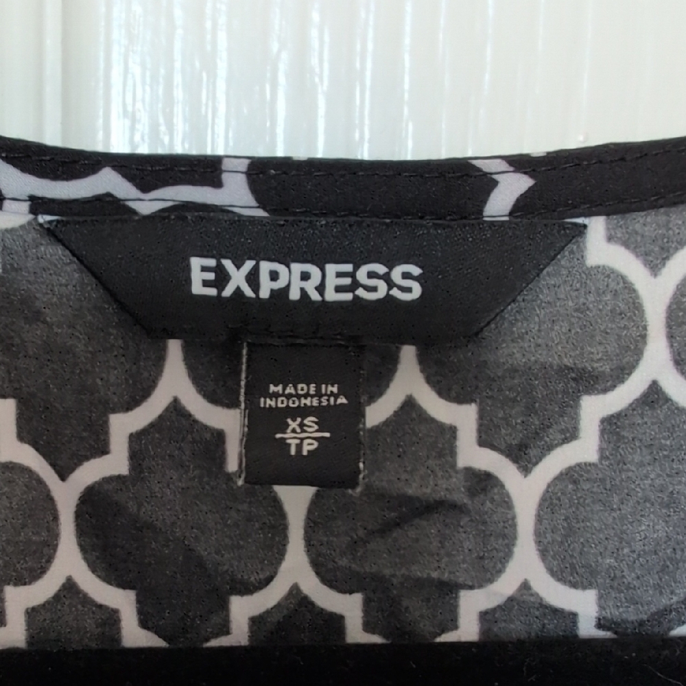 Express Black and White Geometric Blouse - Picture 3 of 3